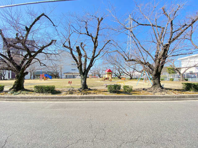 公園（建物西隣）