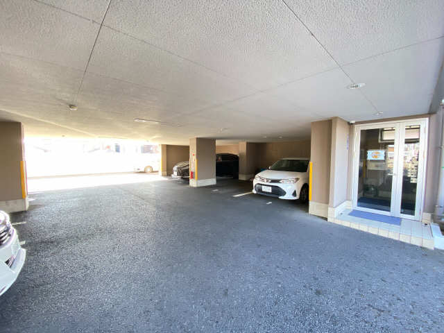 駐車場（屋根あり）