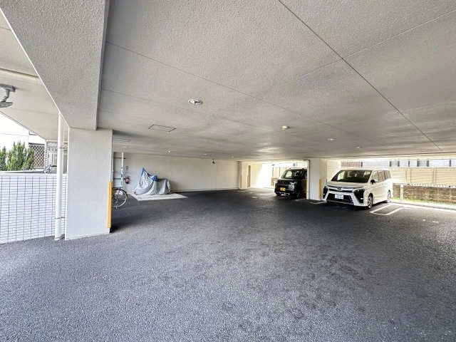 駐車場（屋根あり）