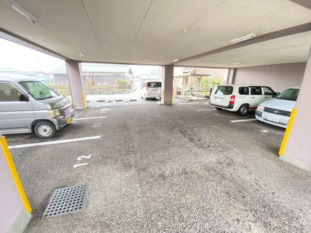 屋根あり駐車場