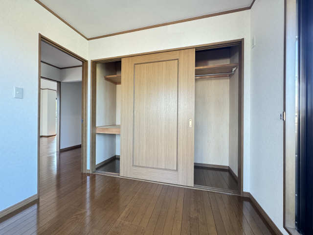 北東洋室・収納