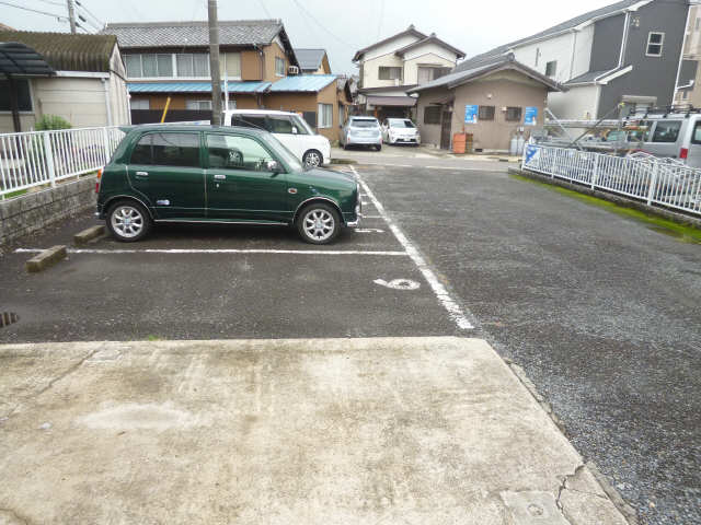 シャンブルすえの 2階 駐車場