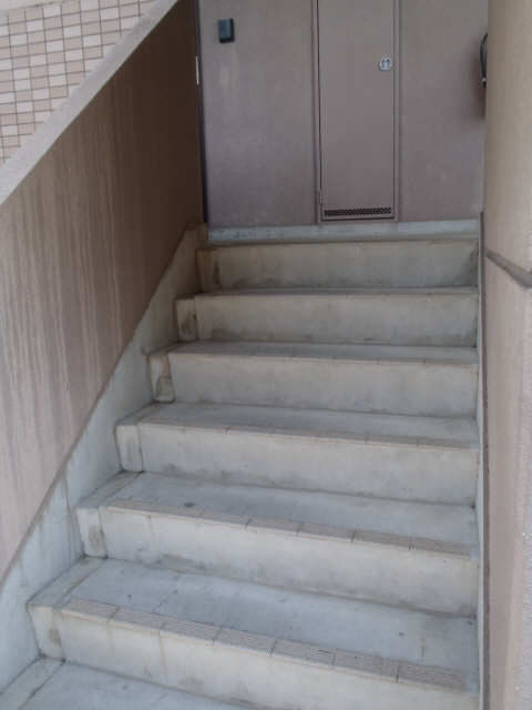 グランドールナカシマ 3階 共用階段