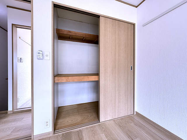 ２階南洋室・収納