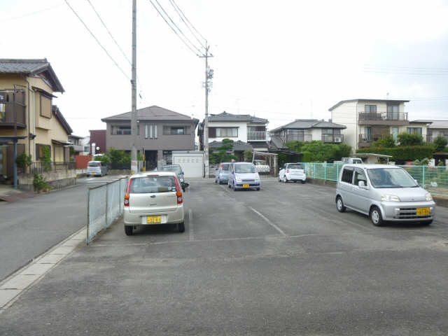 若草ハイツ 3階 駐車場