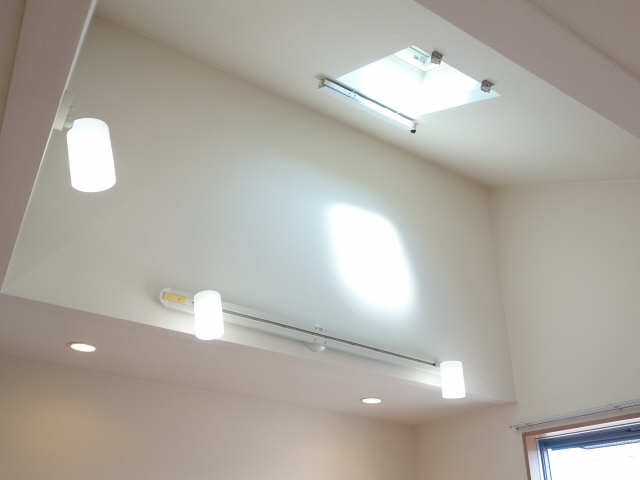 リビングの天井にも窓があります