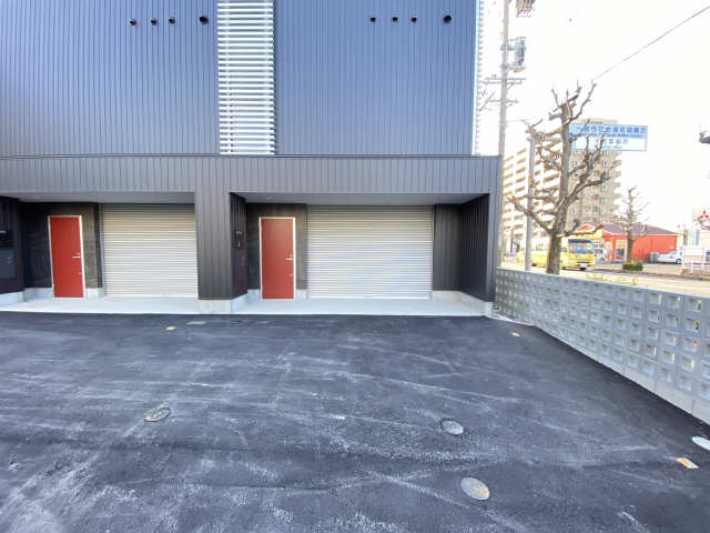 ガレージ前駐車場