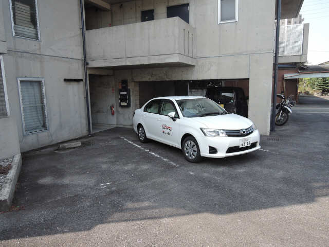 アーバンポイント鳴海 4階 駐車場