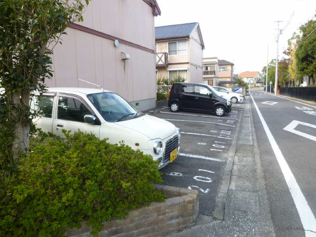 ハイツおおみね 1階 駐車場