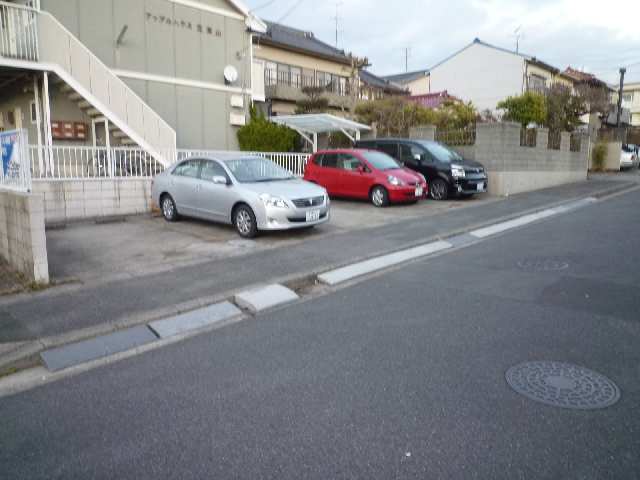 アップルハウス 1階 駐車場