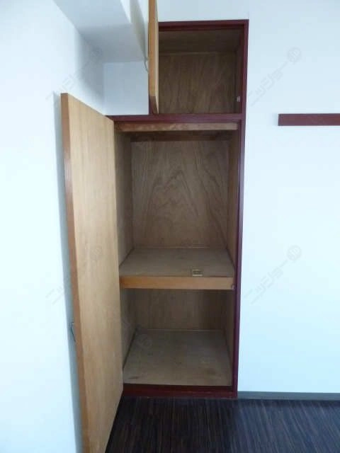中洋間収納