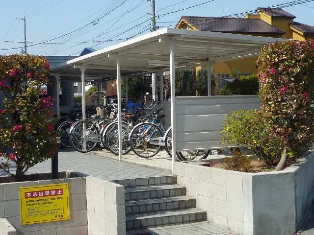 駐輪場とゴミ置き場