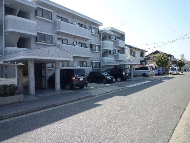 建物北側駐車場