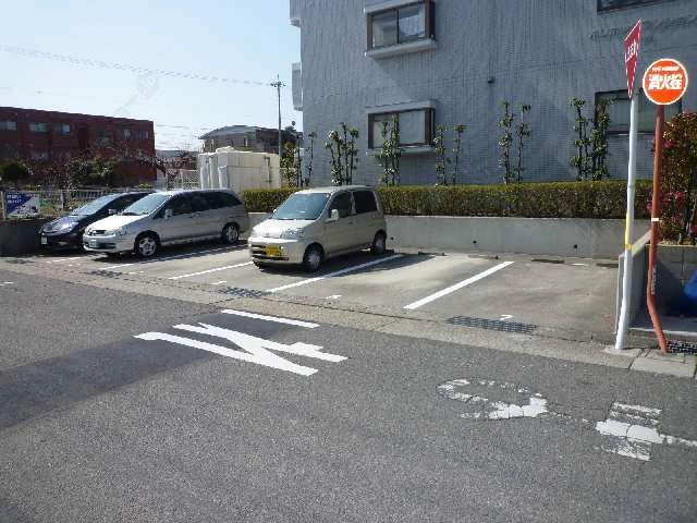 建物東側駐車場