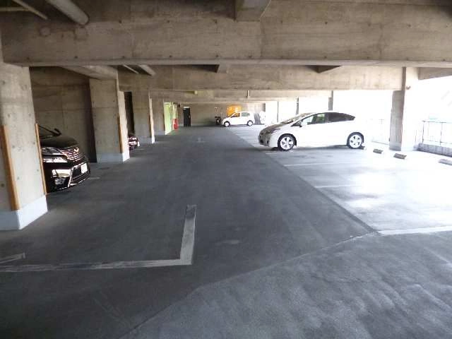 ２階屋根付き駐車場