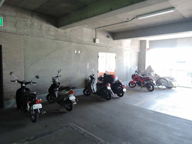 屋根付きバイク置場