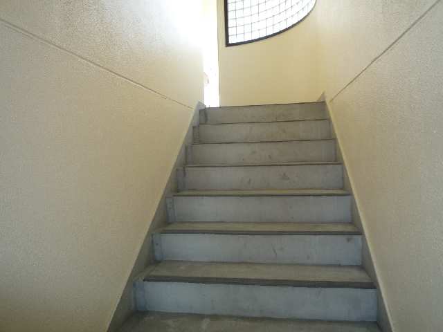 アーバニア成田 3階 階段