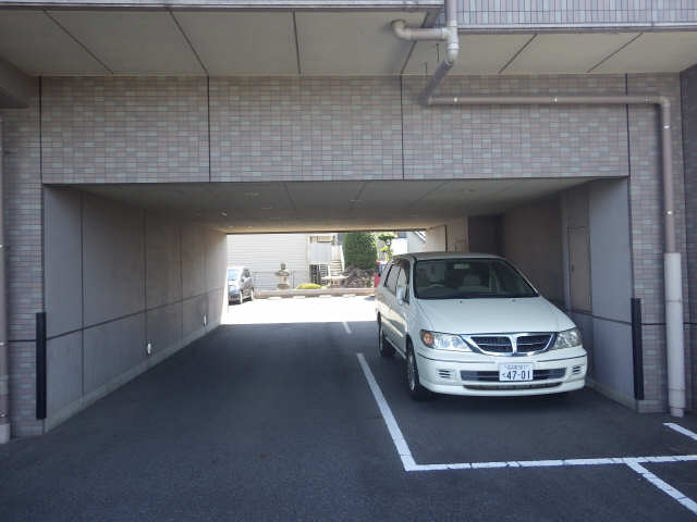 南側駐車場までの車路