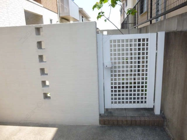 テラス前専用駐車場門扉