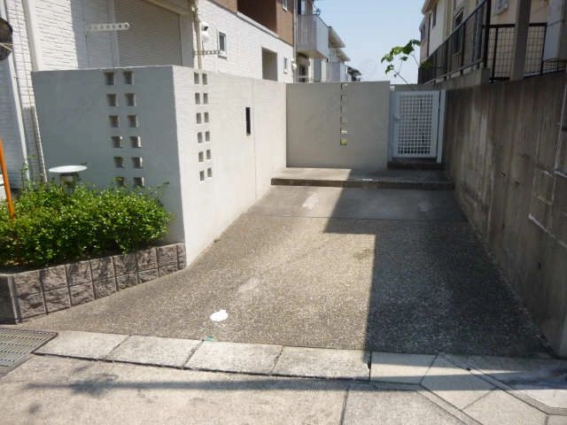 テラス前専用駐車場
