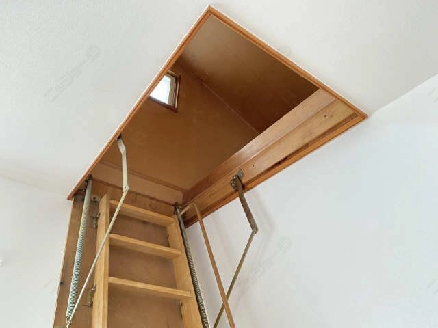 屋根裏収納