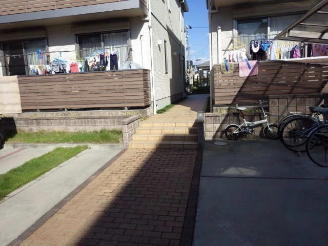 玄関入口への通路