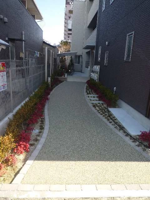 エントランスまでのアプローチ