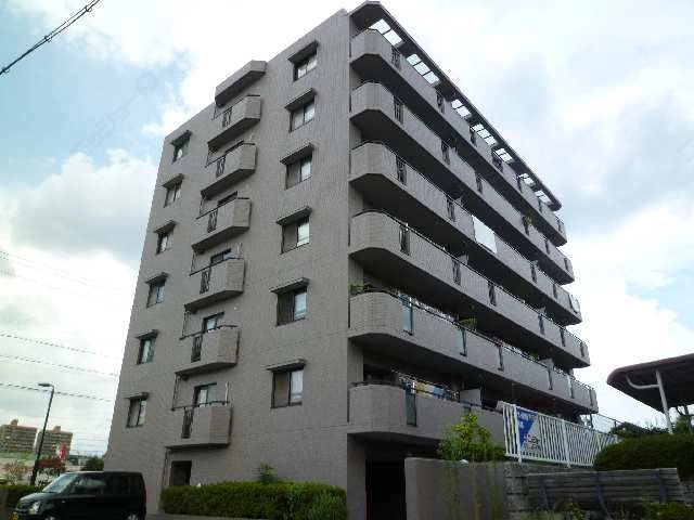 南西側からみた外観