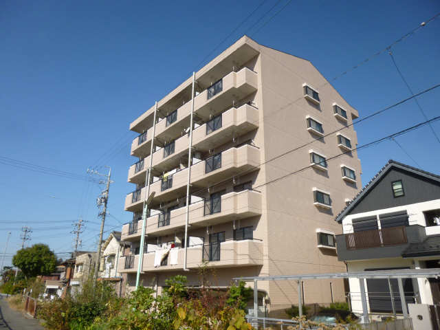 南東側からの外観