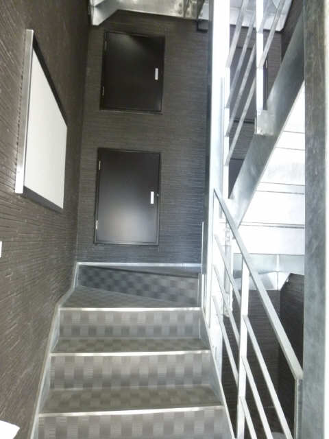 ネスト鳴海 1階 エントランス内階段