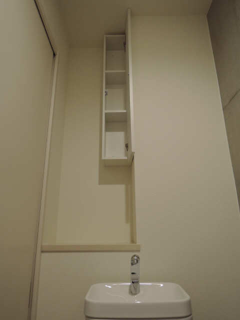 ロア若田 1階 トイレ上部収納