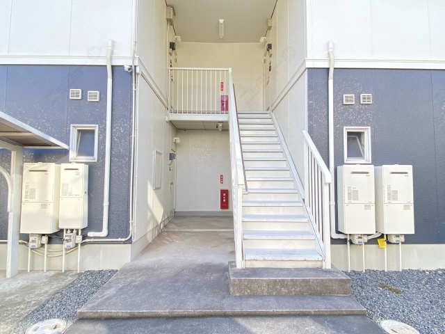 B棟東側エントランス