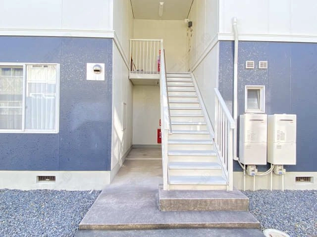 B棟西側エントランス