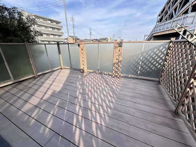 バルコニー（ウッドデッキ調）