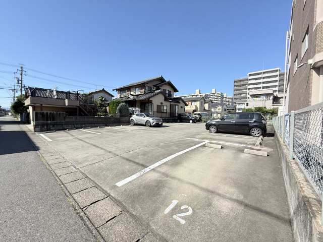 敷地外駐車場（建物西側）