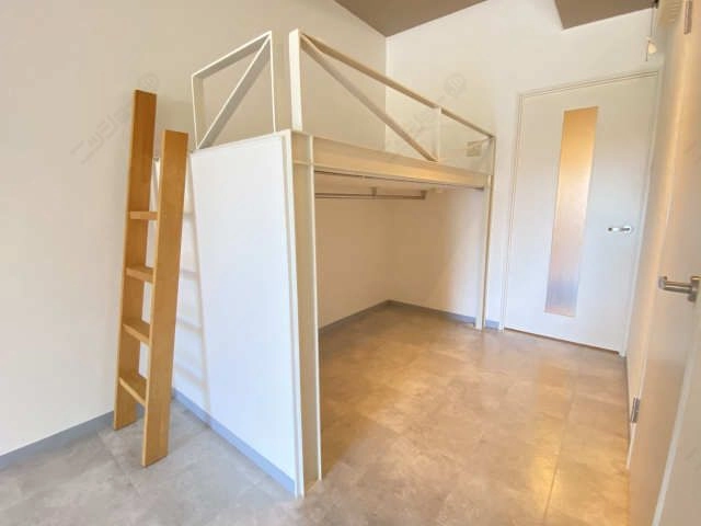 収納（上部は造り付けベッド）