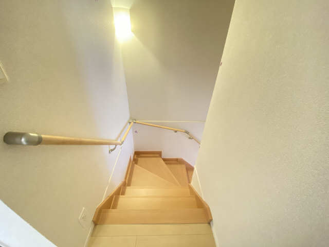 ジェニシス 2階 階段