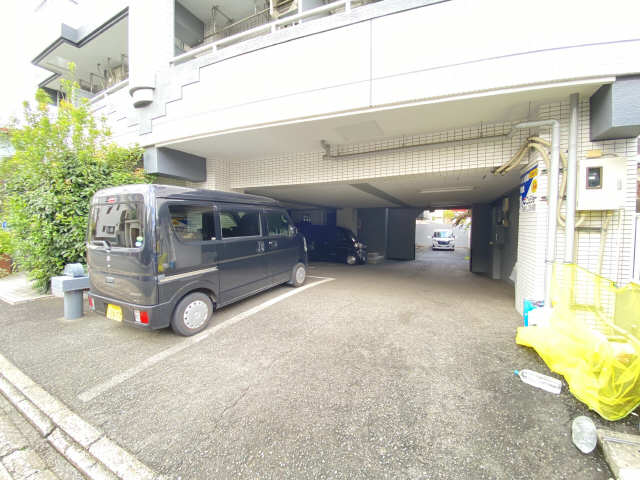 ラフィネ広路 4階 駐車場