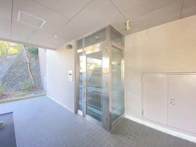 エントランス（駐車場側）