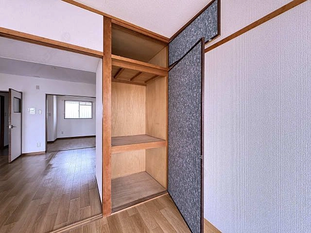 南東洋室・収納