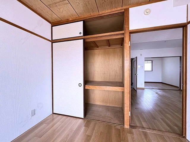 南西洋室・収納