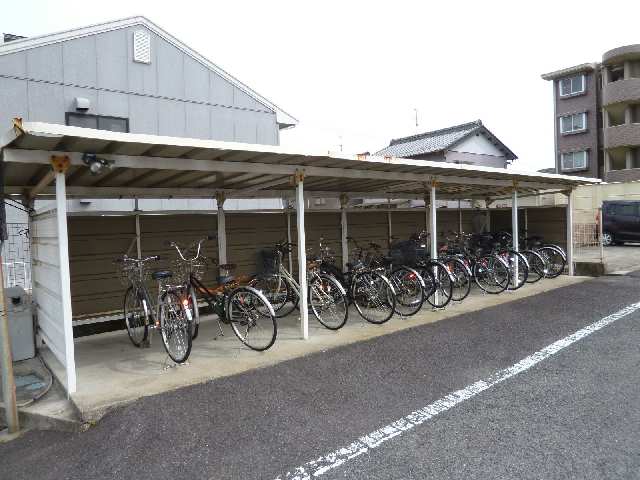 グリーンハイツ白山 2階 サイクルポート