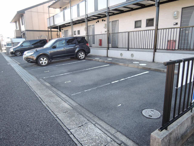 イーストステージ 1階 駐車場