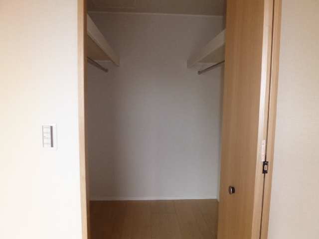 西洋間（収納）