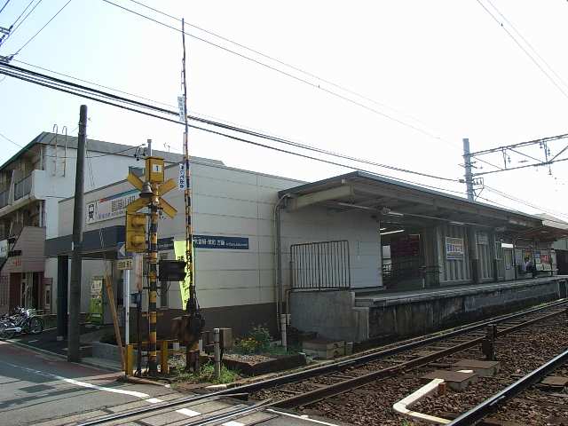 プチダルジャン小六 1階 駅