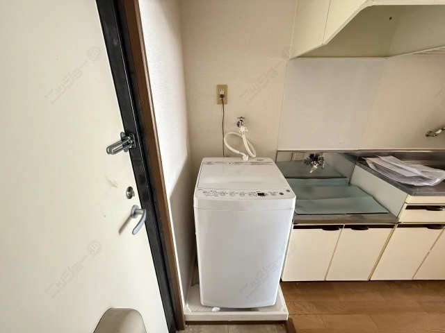 同型の洗濯機付きです