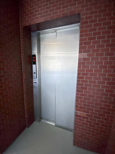ラリーヒルズ 1階 エレベーター