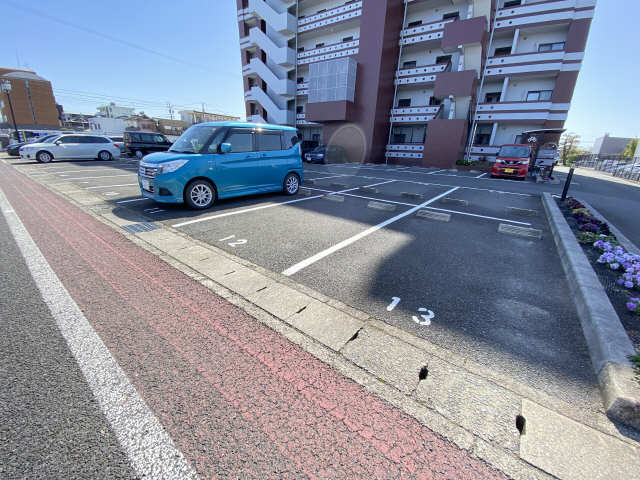 ラリーヒルズ 1階 駐車場