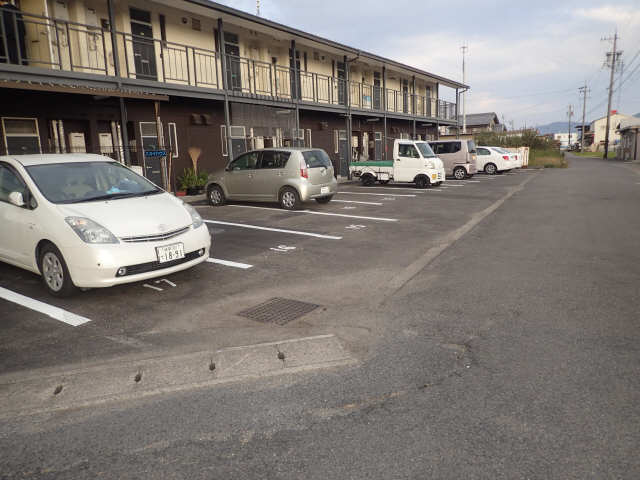 スカイハウス 1階 駐車場