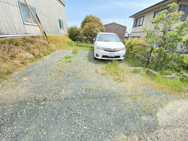 グリーンヒル新居 1階 駐車場